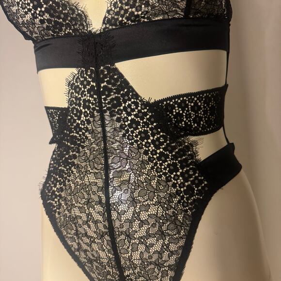 Victoria's Secret Size Medium sexy cutout lingerie black NWT - Picture 2 of 12